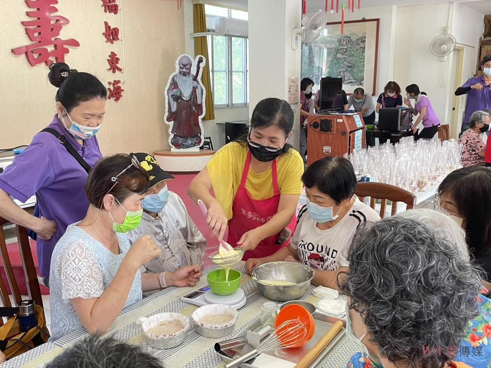 家主任史浩誠表示，本母親節前夕舉辦蛋糕DIY活動，讓長輩藉由攪拌動作訓練手部肌肉與手眼協調，亦能營造節日氛圍，將持續規劃各式活動豐富長輩精神生活，為彰化榮家帶來更多的活力與熱情，營造更溫馨快樂的頤養環境。