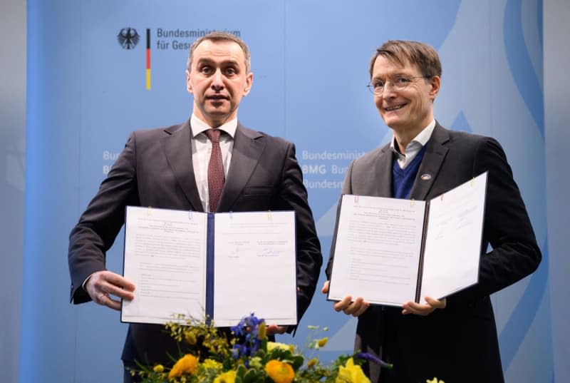 Viktor Liashko (L), Minister of Health of Ukraine, and Karl Lauterbach, Germany's Minister of Health, sign a joint declaration on closer cooperation in the health and care sector at the end of a press conference held in the Federal Ministry of Health on the occasion of the German-Ukrainian Health Conference on German support and cooperation in the health sector. Bernd von Jutrczenka/dpa