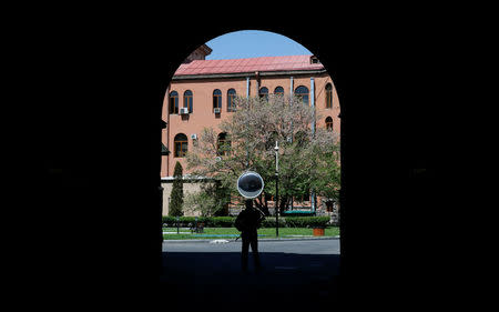 A law enforcement officer stands guard near government quarters as opposition supporters take part in a procession while protesting against the ruling elite during a rally in Yerevan, Armenia April 26, 2018. REUTERS/Gleb Garanich