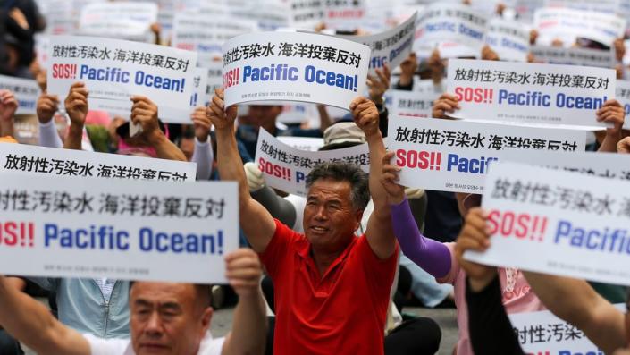 Un rassemblement à Séoul, en Corée du Sud, contre le projet japonais de rejeter les eaux usées le 12 juin 2023. - Wang Yiliang/Xinhua/Getty Images