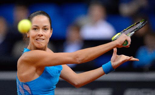 La serbia Ana Ivanovic golpea de revés en su partido contra la alemana Sabine Lisicki por la primera ronda del torneo WTA de Stutggart, Alemania, el 23 de abril de 2014 (DPA/AFP | DANIEL MAURER)