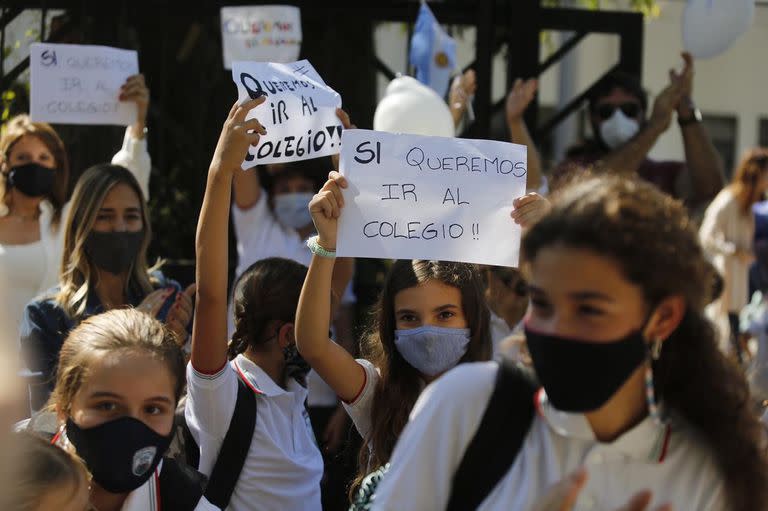 Esta mañana habrá "abrazos" a los colegios en la Provincia, para pedir la vuelta a la presencialidad