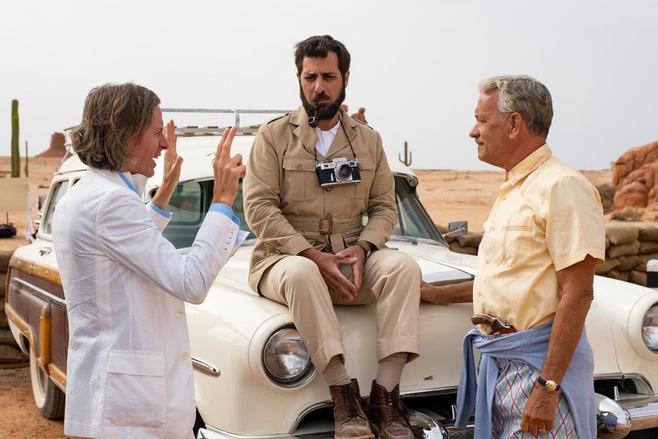 (L to R) Writer/director Wes Anderson, actor Jason Schwartzman and actor Tom Hanks on the set of ASTEROID CITY, a Focus Features release. Credit: Courtesy of Roger Do Minh/Pop. 87 Productions/Focus Features