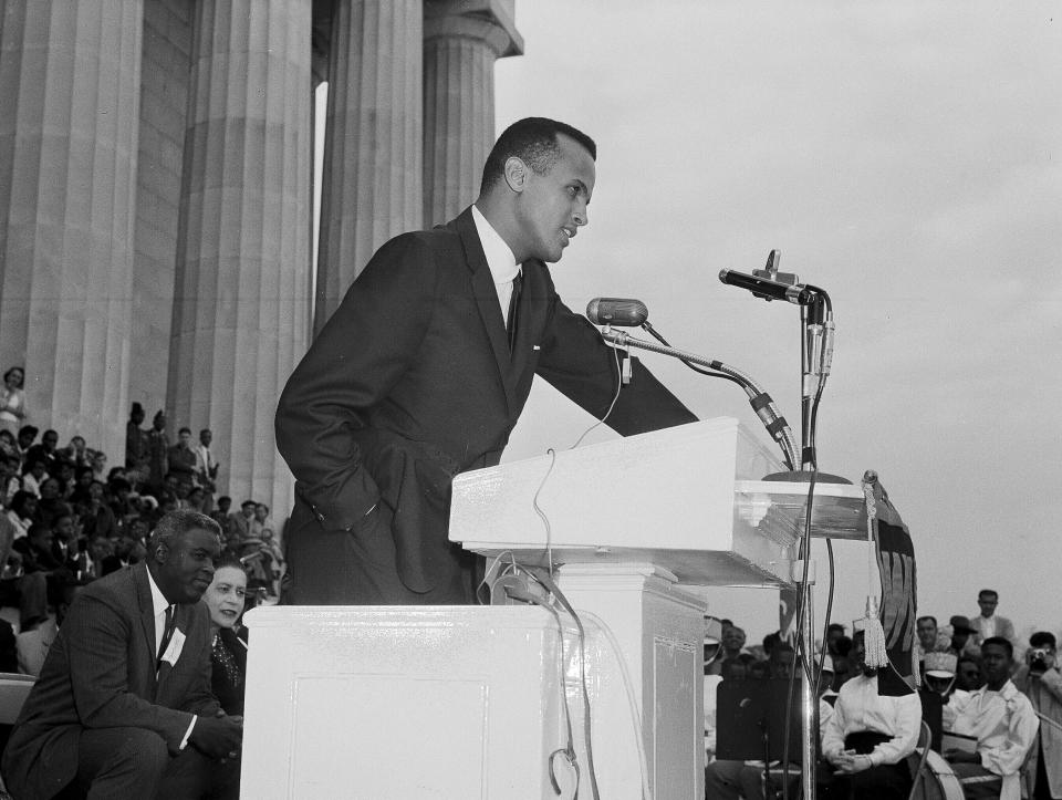 ARCHIVO - El actor y activista Harry Belafonte habla ante una multitud en el Monumento a Lincoln en Washington durante una marcha juvenil por la integración, el 25 de octubre de 1958. Belafonte murió el 25 de abril de 2023 por insuficiencia cardíaca congestiva en su casa de Nueva York. Tenía 96 años. (Foto AP/Charles Gorry, archivo)