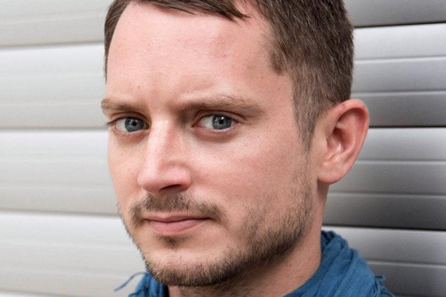 Elijah Wood estalla contra cadena de cines por nueva regulación clasista y discriminatoria