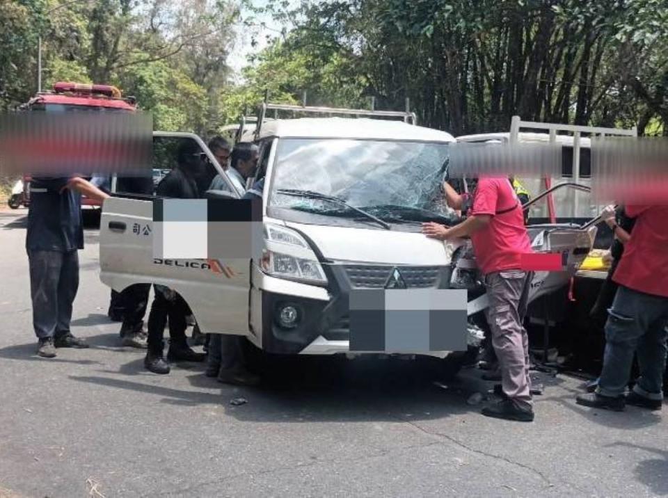 中科院九鵬基地今天中午發生2部小貨車碰撞的交通事故，造成3人受傷送醫。（圖：恆春分局提供）