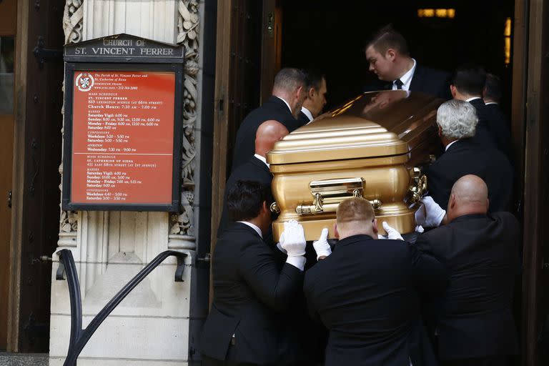  Los portadores del féretro llevan el ataúd en el funeral de Ivana Trump en la Iglesia Católica Romana de San Vicente Ferrer el 20 de julio de 2022 en la ciudad de Nueva York. 
