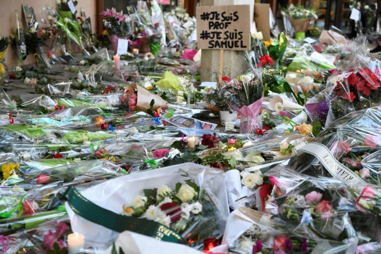 Des fleurs déposées en hommage à Samuel Paty devant son collège à Conflans-Sainte-Honorine, le 17 octobre 2020 - Bertrand GUAY © 2019 AFP