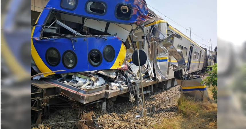 發生在2020年聯結車撞台鐵列車的事故，法官近日判肇事的吳男10個月有期徒刑。（圖／報系資料照）