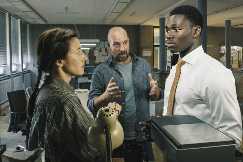 Das Trio vom Ermittlungsdienst: Cris Blohm (Johanna Wokalek) arbeitet in ihrem ersten Fall mit Otto Ikwuakwu (Bless Amada, rechts) und Dennis Eden (Stephan Zinner) zusammen, den sie von früher gut kennt. (Bild: Ariane Krampe Filmproduktion/BR/Hendrik Heiden)