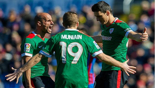 Aritz Aduriz (r) celebrates with teammates after scoring against Levante.