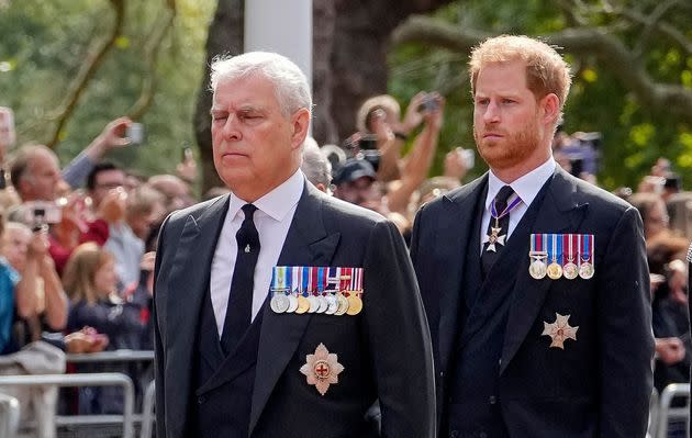 El príncipe Andrés y el príncipe Harry tras el féretro de Isabel II. (Photo: MARTIN MEISSNER via Getty Images)