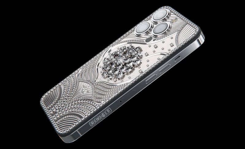 手機殼採用18K白金，背面鑲上570顆鑽石，奢華無比。（圖／翻攝自Caviar官網）