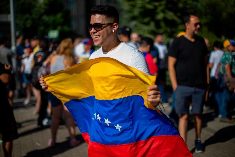 Un hombre ondea una bandera de Venezuela tras votar en las elecciones presidenciales de su país, en Centro Cultural Fernando de los Ríos, en el vecindario de Aluche, en Madrid, el domingo 28 de julio de 2024. Unos 68,000 venezolanos viven en Madrid, pero solo 9,000 pudieron inscribirse para votar.