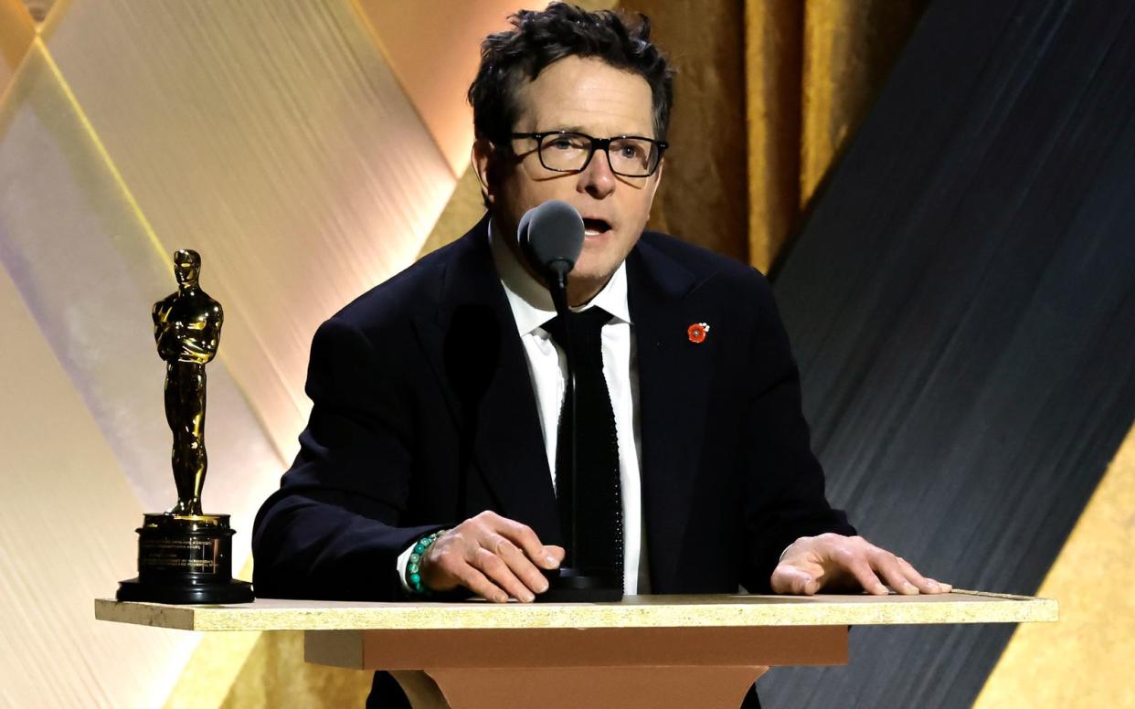 Schauspieler Michael J. Fox erhielt für sein Engagement in der Parkinson-Forschung einen Ehrenoscar. (Bild: 2022 Getty Images/Kevin Winter)