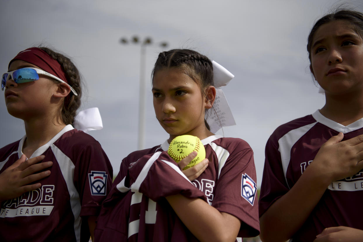 Una jugadora sostiene una pelota de sóftbol con el nombre de Alexandria Rubio, una de las víctimas del tiroteo en la Escuela Primaria Robb, en Uvalde, Texas, el 16 de junio de 2022. (Callaghan O'Hare / The New York Times)
