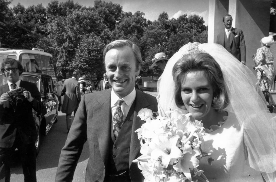 <p>Fue el 4 de julio de 1973 cuando se casó con Andrew Parker Bowles en la Guards' Chapel, ubicada en Londres. Fruto de su matrimonio nacieron Tom en 1974 y Laura en 1978. (Foto: Frank Barratt / Getty Images)</p> 