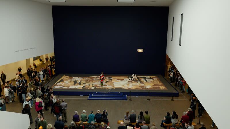 笛洋美術館李明維個展 「如沙的格爾尼卡」靈感源自畢卡索1937年的油畫 「格爾尼卡」，李明維用西藏曼陀羅的形式呈現，讓 觀眾一次一人進入沙畫，表演者和觀眾擦撞出僅屬於 彼此的火花。 （笛洋美術館提供） 中央社記者張欣瑜舊金山傳真  113年3月29日 