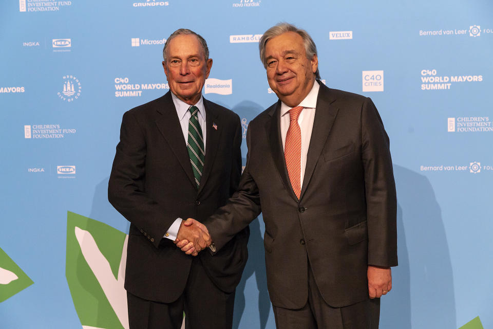 Michael Bloomberg, impulsor de iniciativas ambientalistas, con el secretario general de la ONU, Antonio Guterres, en Dinamarca el pasado octubre de 2019. (Getty Images)