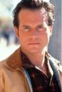 <p>Der Thriller ”One False Move” verschaffte Bill Paxton 1992 den Durchbruch als Schauspieler. Darin spielt er den Polizeichef Dale Dixon, der zwei Kollegen aus Los Angeles dabei helfen soll drei Mörder und Drogendealer zu schnappen. </p>