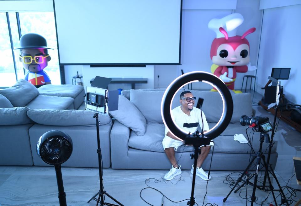 Apl.de.Ap recording a video at home.