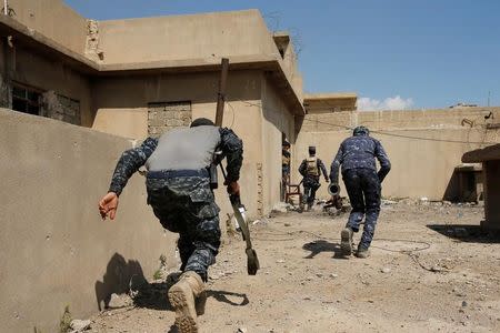 Iraqi Federal Police take cover at the frontline at Bab al Jadid district as the battle against Islamic State's fighters continues in the old city of Mosul, Iraq, March 26, 2017. REUTERS/Youssef Boudlal