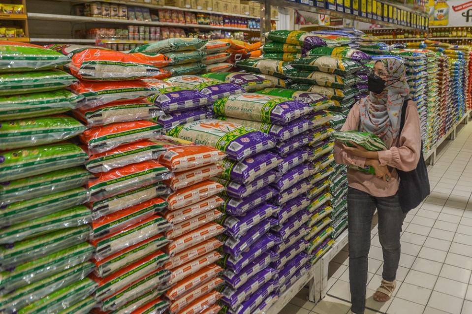 A general view of people buying rice at Mydin February 2, 2023. — Picture by Miera Zulyana