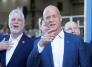 Airbus Chief Executive Tom Enders points to a plane as he stands with Quebec premier Philippe Couilard (L) and Alain Bellemare, president and chief executive officer of Bombardier Inc., at Bombardier's plant in Mirabel, Quebec Canada, October 20, 2017. REUTERS/Christinne Muschi