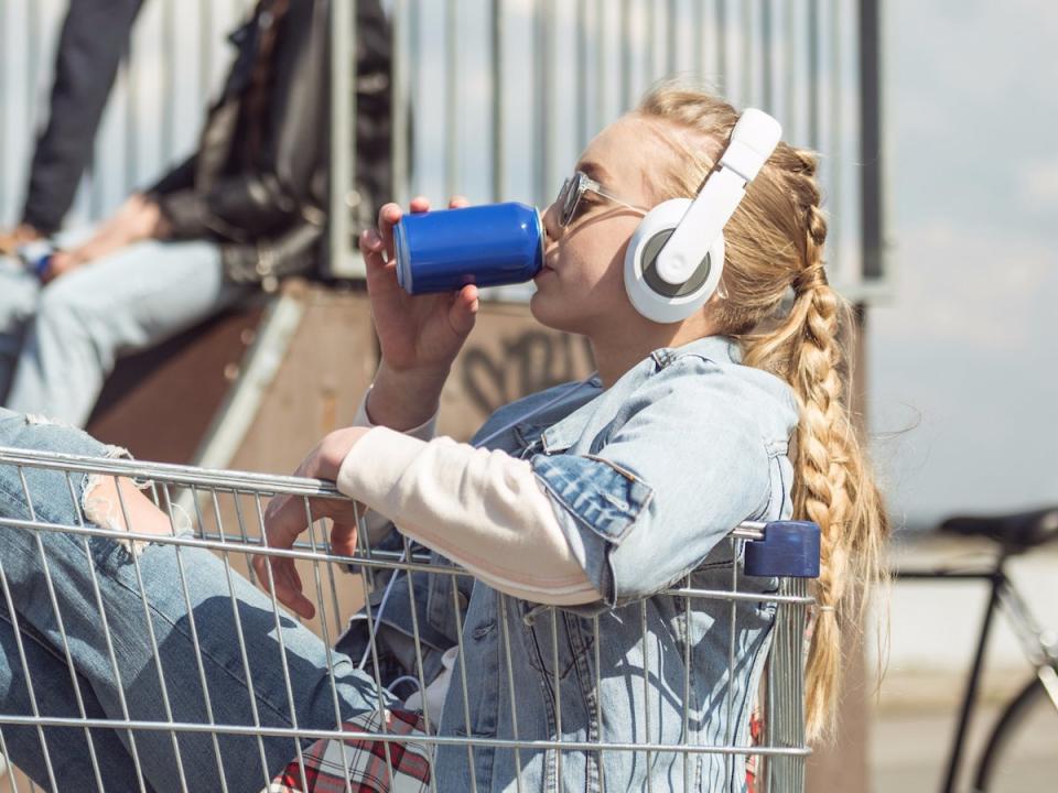 La ingesta semanal de bebidas para deportistas y energéticas entre los adolescentes se asocia significativamente con un mayor consumo de otras bebidas con azúcar, tabaquismo y un alto uso de la televisión o los videojuegos. (Foto: Getty)