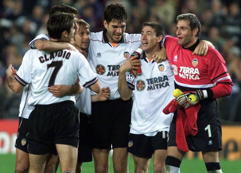 Con el Piojo López, el Kily González y Santiago Cañizares en los increíbles años de Valencia, de 1999 a 2004; Pellegrino ganó dos Ligas, una Supercopa española, otra Supercopa europea y la Copa UEFA