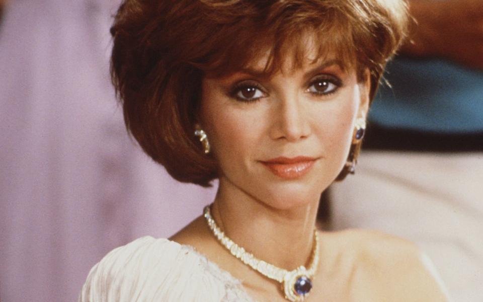 Große Liebe mit Hindernissen: Pamela Barnes Ewing (Victoria Principal) ist die Halbschwester von J.R. Ewings Erzfeind Cliff Barnes und stößt dementsprechend in ihrer neuen Familie auf Misstrauen, als sie Bobby Ewing heiratet. Sie besitzt jedoch genug Selbstvertrauen, um sich gegen alle Anfeindungen zu wehren. (Bild: CBS Photo Archive/Getty Images)