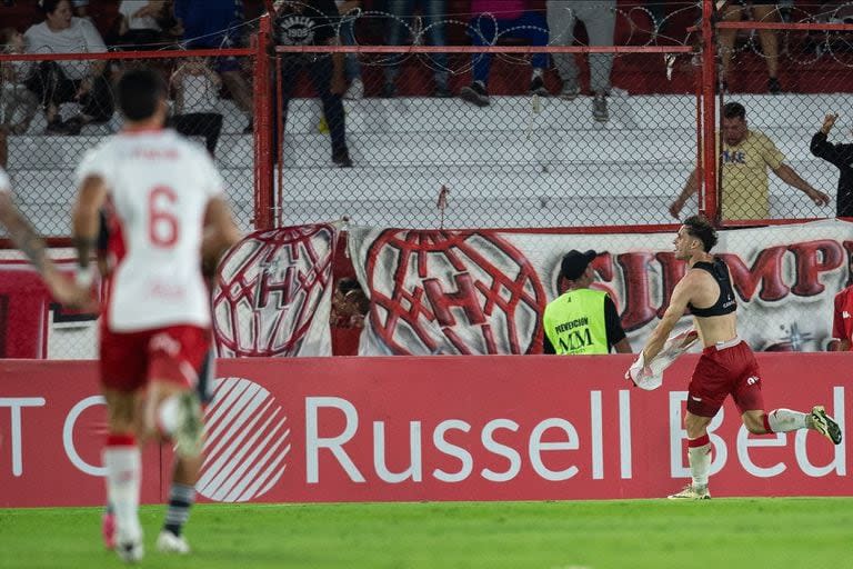 Walter Mazzanti hizo una corrida de 50 metros para anotar el 1-0 para Huracán... y se fue expulsado por sacarse la camiseta, cuando ya estaba amonestado.