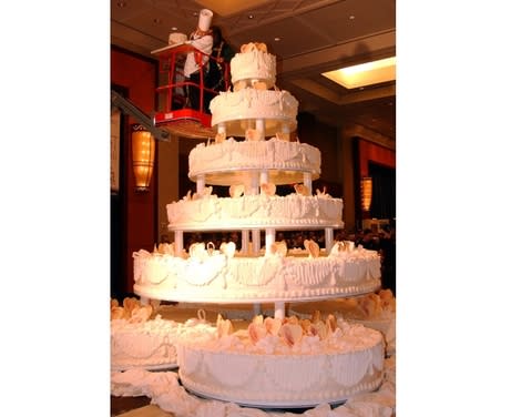 Feast your eyes on the largest wedding cake on record.