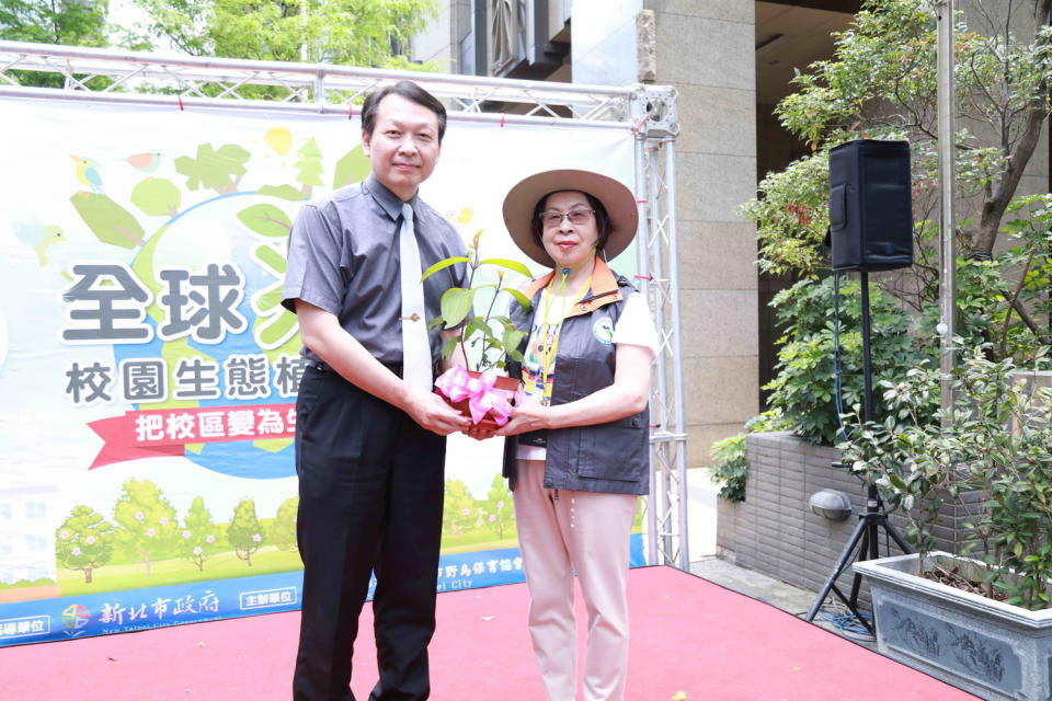 新北市野鳥保育協會理事長劉秀霞（右）贈樹給板橋國小校長林義祥。   圖：新北市野鳥保育協會提供