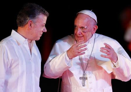 Colombia's President Juan Manuel Santos (L) and Pope Francis talk at the airport in Cartagena, Colombia September 10, 2017. REUTERS/Federico Rios