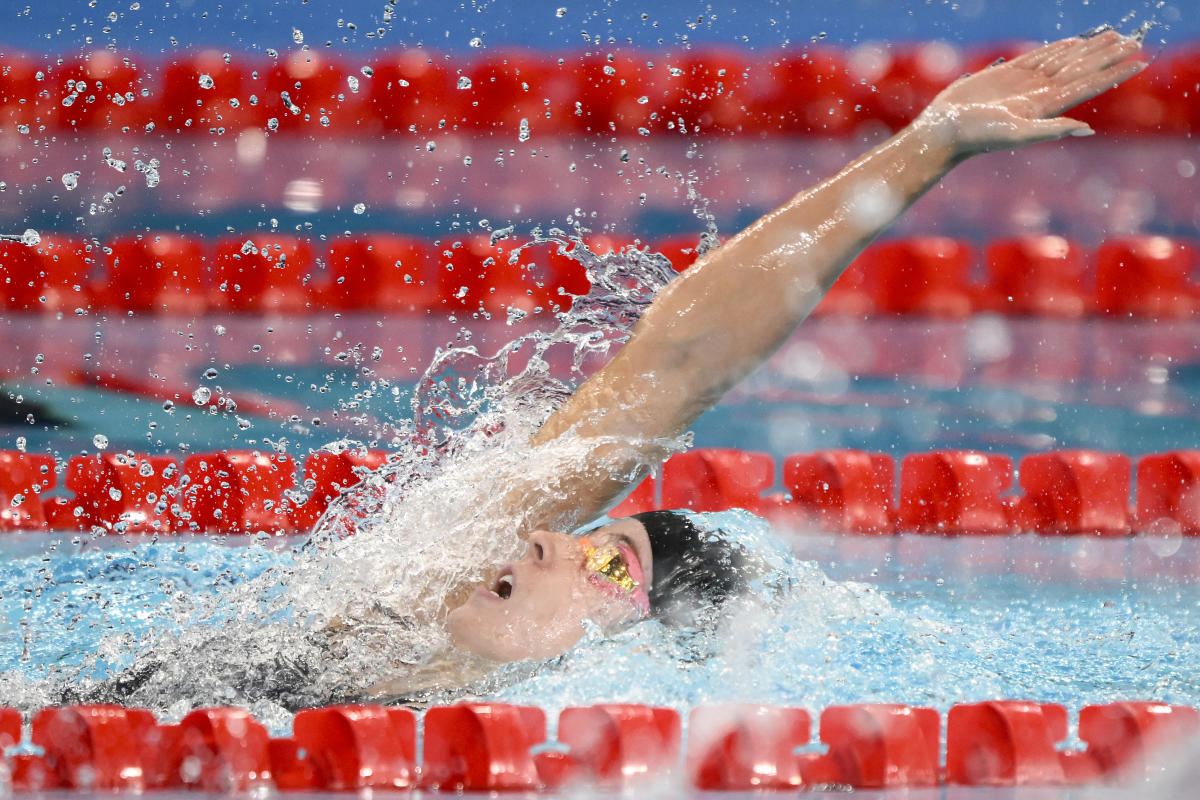 Paris Olympics American women win 4x100 medley to put U.S. ahead of