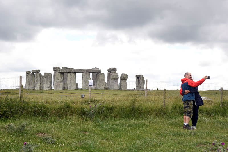 FOTO DE ARCHIVO: Una pareja saca fotos cerca de Stonehenge, cerca de Amesbury, Reino Unido, el 20 de junio de 2020