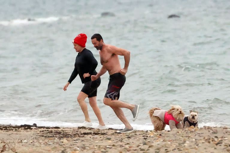 Foto © 2021 Splash News / The Grosby Group
Hugh Jackman y su esposa Deborra son fotografiados saliendo a nadar a las frías aguas de la playa de East Hamptons en Nueva York, donde las temperaturas son de 30 años - Hugh Jackman se quitó el suéter y corrió sin camisa hacia el océano para una gélida 'zambullida de oso polar' en el día de Año Nuevo.
En la foto: Hugh Jackman, Deborra-Lee Furness