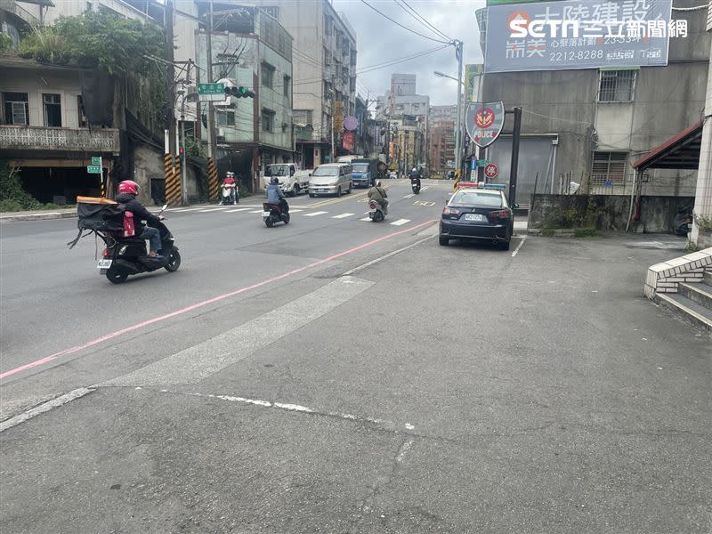 張姓警員左轉要回到駐地停車場時，不慎輾到盧姓婦人的腳。（圖／翻攝畫面）