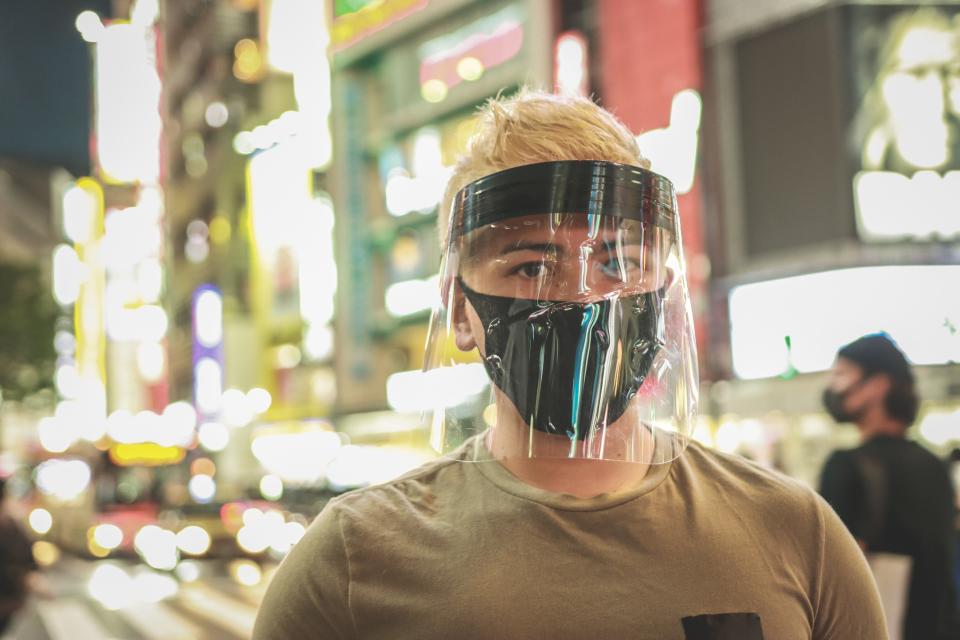 For maximum protection, a face shield should extend below the chin and all the way out to the ears. Also, there should be no gap between the headpiece and the forehead. (Photo: kyonntra via Getty Images)