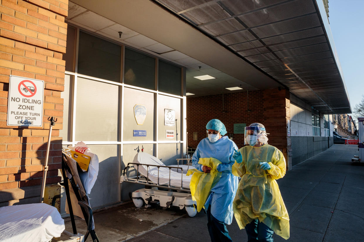 Trabajadores médicos del Centro Médico Maimonides en Nueva York, el 11 de abril de 2020. (Sarah Blesener/The New York Times)