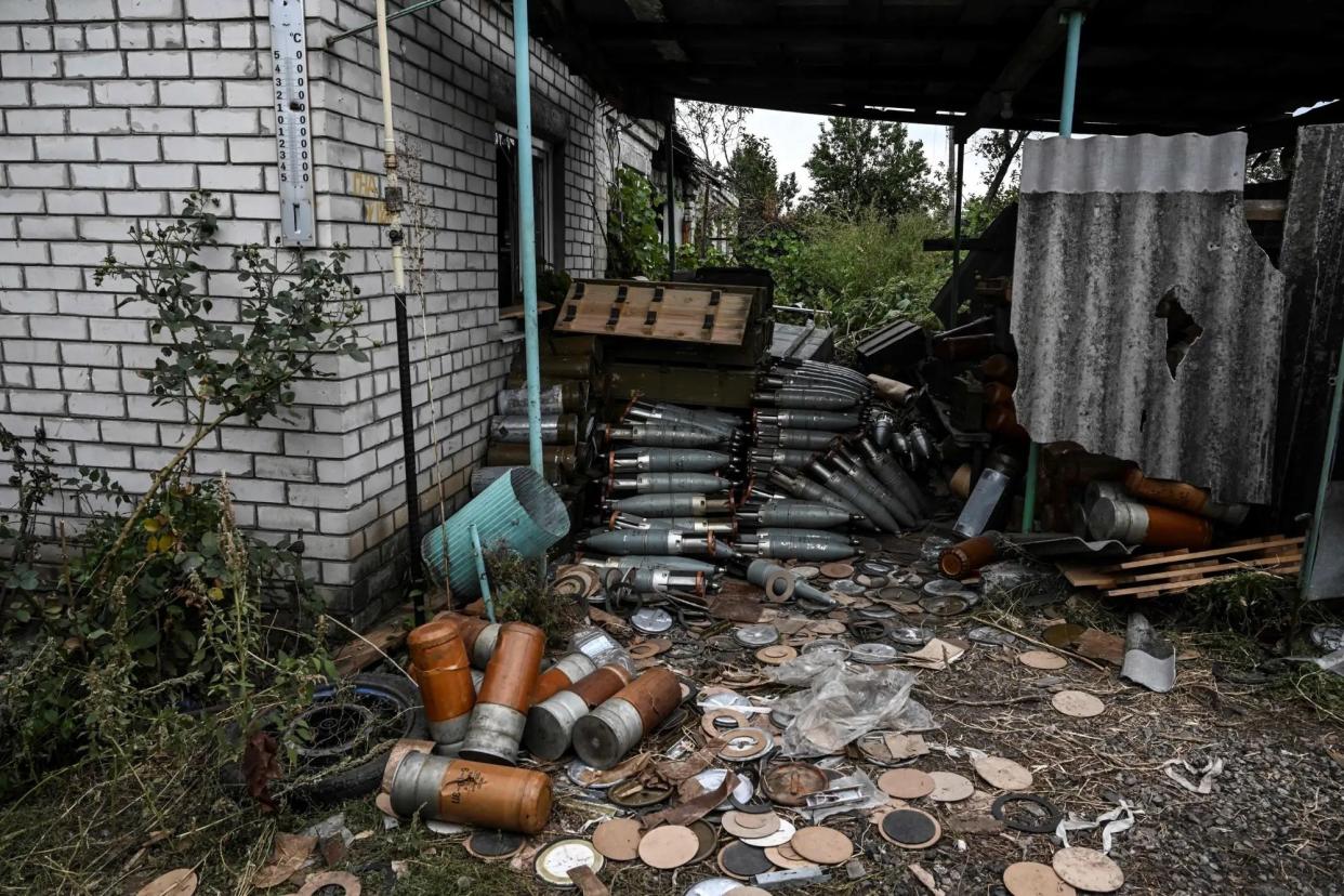 Dieses Foto vom 11. September 2022 zeigt verlassene Munition in einem Dorf am Rande von Izyum, Region Charkiw, Ostukraine, inmitten der russischen Invasion in der Ukraine. - Copyright: JUAN BARRETO/AFP via Getty Images