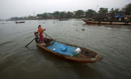 A fruit seller sails her boat while waits for customers at a floating market on Mekong river in Can Tho city, Vietnam April 2, 2016. REUTERS/Kham