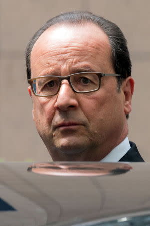 French President Francois Hollande leaves the EU Council headquarters during a European Union leaders summit in Brussels, Belgium, June 26, 2015 following an attack at a U.S. gas company in Saint-Quentin-Fallavier, southeast France, where an explosion took place. REUTERS/Philippe Wojazer