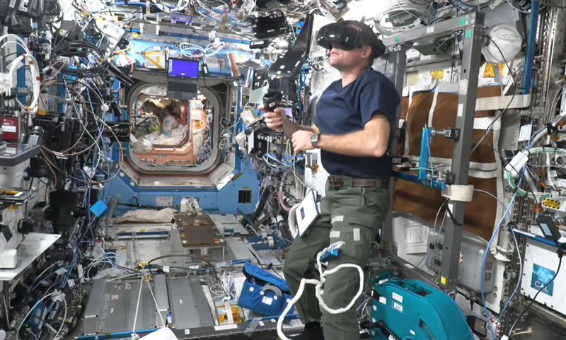 安德里亞斯·莫根森（Andreas Mogensen）在國際太空站上使用VIVE Focus 3。（圖／ESA和NASA／宏達電提供）