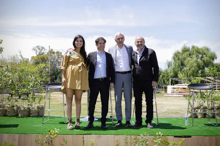 Axel Kicillof con los intendentes de Ensenada y Berisso. Más la ministra de Ambiente.