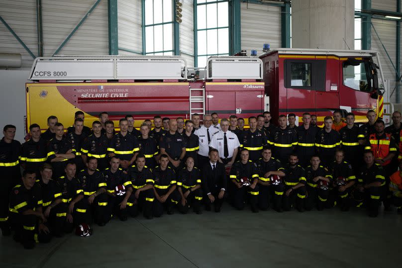 El presidente francés Emmanuel Macron posa con los bomberos de Nimes-Garons, 2023