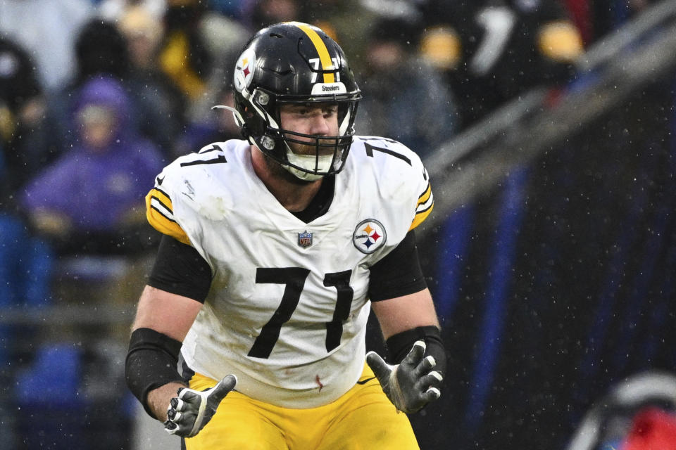 ARCHIVO - Foto del 9 de enero del 2022, el tackle ofensivo de los Steelers de Pittsburgh Joe Haeg disputa el tiempo extra del encuentro ante los Ravens de Baltimore. El lunes 5 de septiembre del 2022, los Browns de Cleveland firmaron al offensive tackle Joe Haeg y al tight end Jesse James para añadir profundidad a menos de una semana del inicio de la temporada. (AP Foto/Terrance Williams, Archivo)