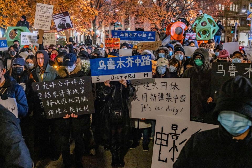2022年12月2日，超過四百人參加了在波士頓唐人街舉行的燭光守夜活動，以抗議中國的清零政策，並紀念烏魯木齊火災中的遇難者。