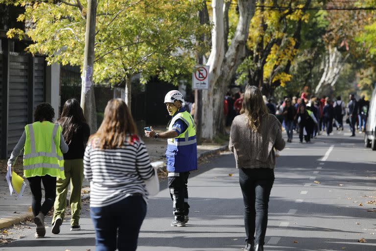 Las calles aledañas al colegio Northlands de Olivos durante la evacuación 